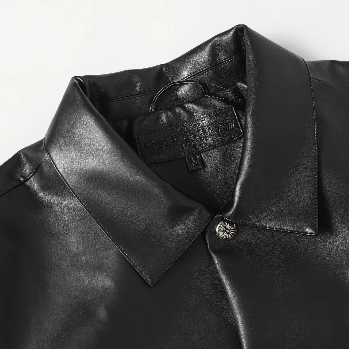 P540 Chrome Heart*/Chrome Heart Hardware Cross Leather Snap Button Jacket Originally purchased for 84,300, the fabric is made of black pebbled two-layer cowhide, customized silk jacquard logo lining, embroidery is processed by TAJIMA machine, patch embroidery technology, imported template machine shape on the back, customized genuine leather trademark, customized genuine leather size, customized 5.8cm metal logo mark, customized 18mm four-button buckle, customized 18mm two-button button, a full set of three-label accessories, exclusively produced.  Size：S/M/L/XL